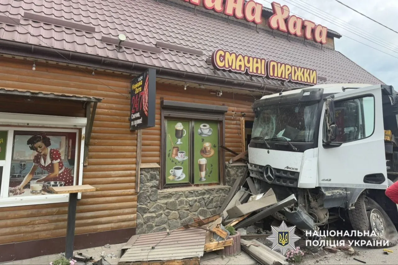 В Хмельницкой области грузовик влетел в припаркованные авто и врезался в кафе: есть жертва и пострадавшие. Фото