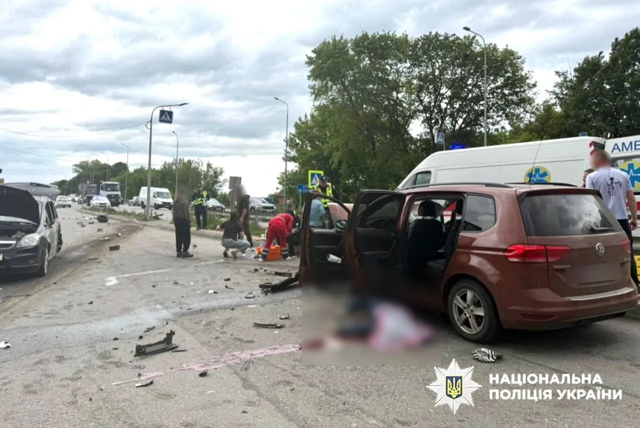 В Хмельницкой области грузовик влетел в припаркованные авто и врезался в кафе: есть жертва и пострадавшие. Фото