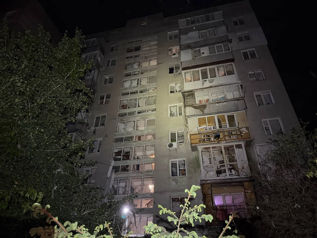 В Одесі дрон влучив у багатоповерхівку: пошкоджені фасад і балкони, є постраждалий. Фото