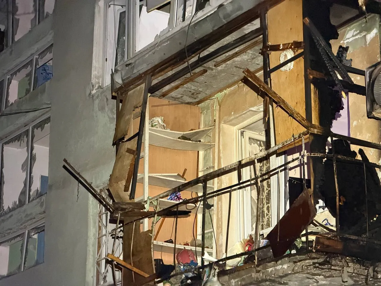 В Одесі дрон влучив у багатоповерхівку: пошкоджені фасад і балкони, є постраждалий. Фото