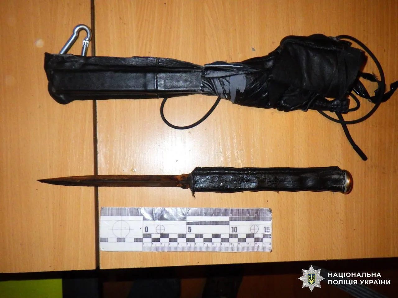 В Киеве мастер по ремонту, угрожая гранатой и ножом, ограбил пожилую клиентку. Подробности, фото и видео
