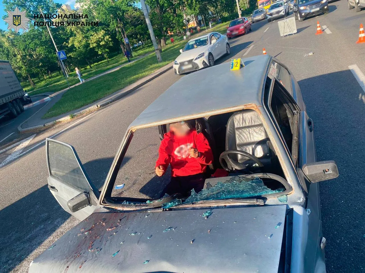 У Києві пʼяний водій влаштував масову ДТП: пасажирці порізало шию склом. Подробиці та фото