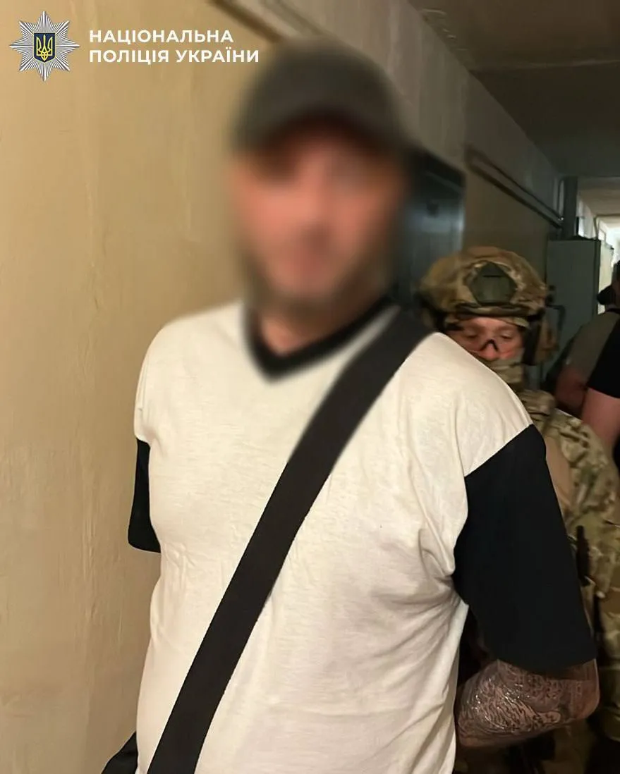 В Киеве мастер по ремонту, угрожая гранатой и ножом, ограбил пожилую клиентку. Подробности, фото и видео