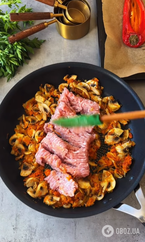 Сочные фаршированные перцы на ужин: положите внутрь рис и мясо