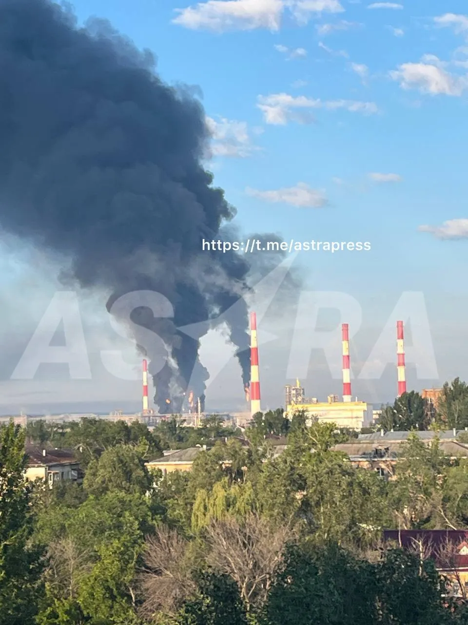 У російській Самарі атаковано Куйбишевський НПЗ, спалахнула пожежа. Фото та відео