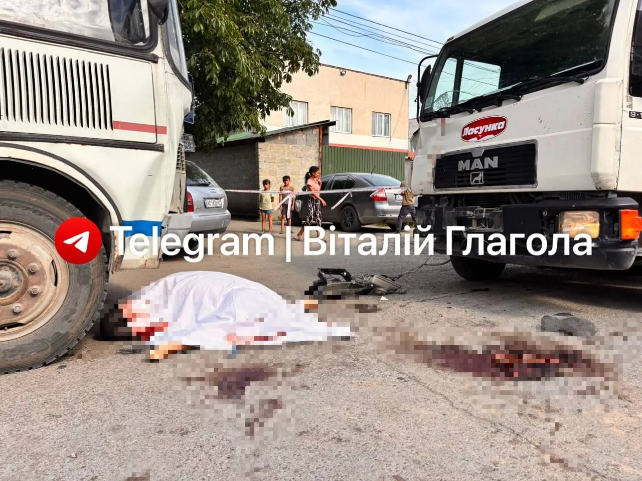 На Закарпатье грузовик наехал на людей, которые выходили из маршрутки: есть жертвы и раненые. Фото
