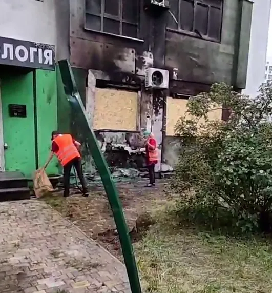 "Ми побачили спалах, а потім на нас полетіло скло": мешканка Харкова розповіла про російську атаку. Відео