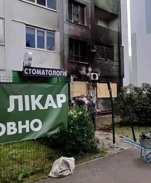 "Ми побачили спалах, а потім на нас полетіло скло": мешканка Харкова розповіла про російську атаку. Відео