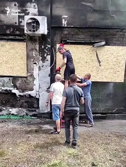 "Ми побачили спалах, а потім на нас полетіло скло": мешканка Харкова розповіла про російську атаку. Відео