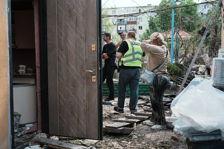 "Вийшов на вулицю подивитися, що робиться": дружина загиблого внаслідок ракетного удару РФ по Чугуєву розповіла про атаку