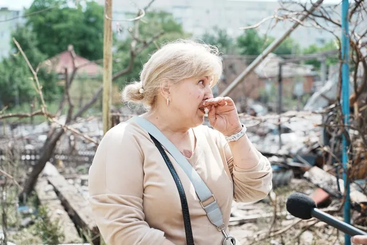"Вийшов на вулицю подивитися, що робиться": дружина загиблого внаслідок ракетного удару РФ по Чугуєву розповіла про атаку