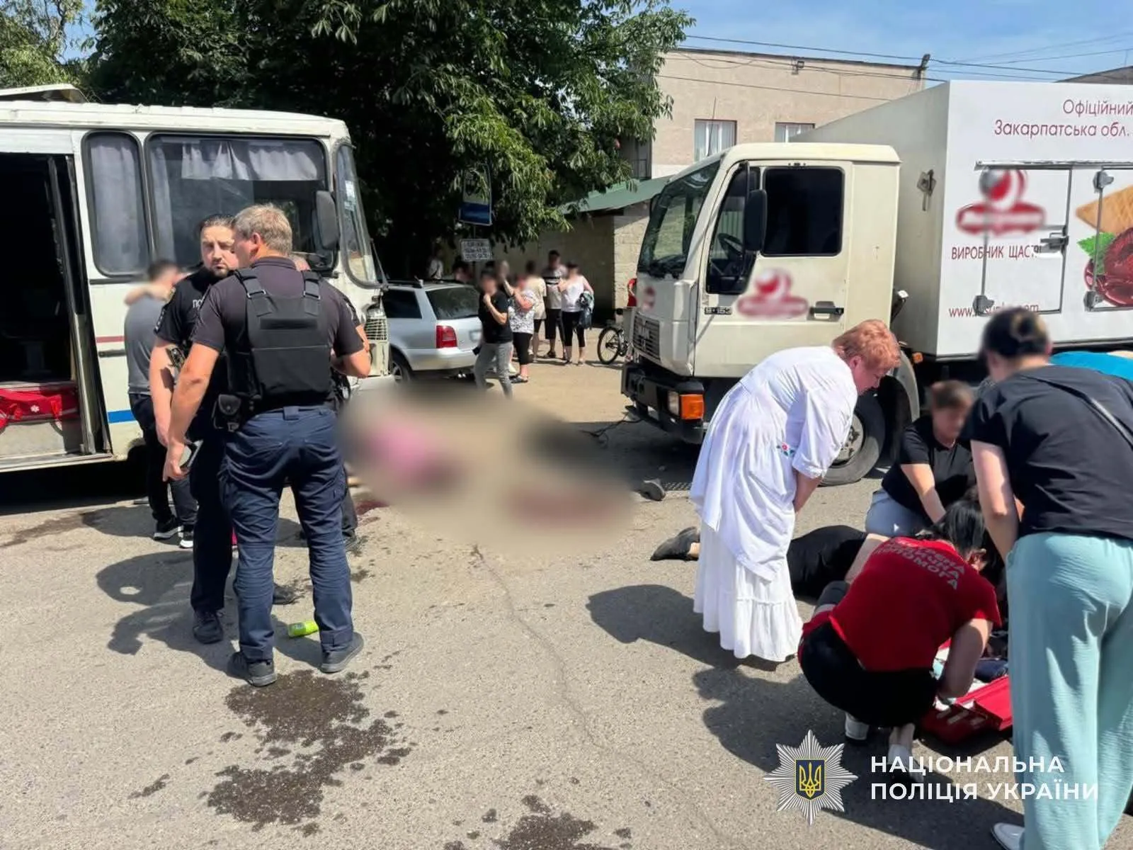 На Закарпатье грузовик наехал на людей, которые выходили из маршрутки: есть жертвы и раненые. Фото