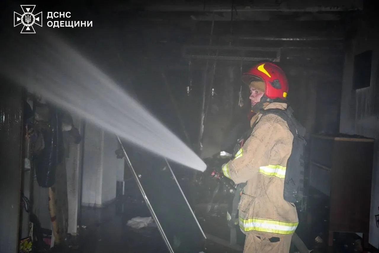 Окупанти атакували Одесу: пошкоджено будинки, є постраждалі. Фото та відео