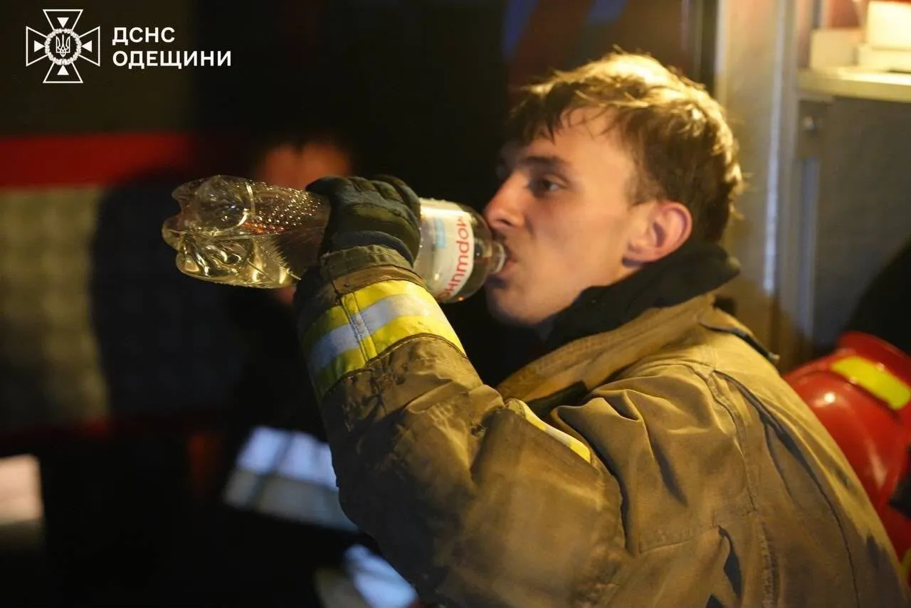 Окупанти атакували Одесу: пошкоджено будинки, є постраждалі. Фото та відео