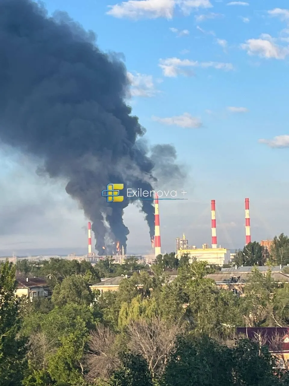У російській Самарі атаковано Куйбишевський НПЗ, спалахнула пожежа. Фото та відео