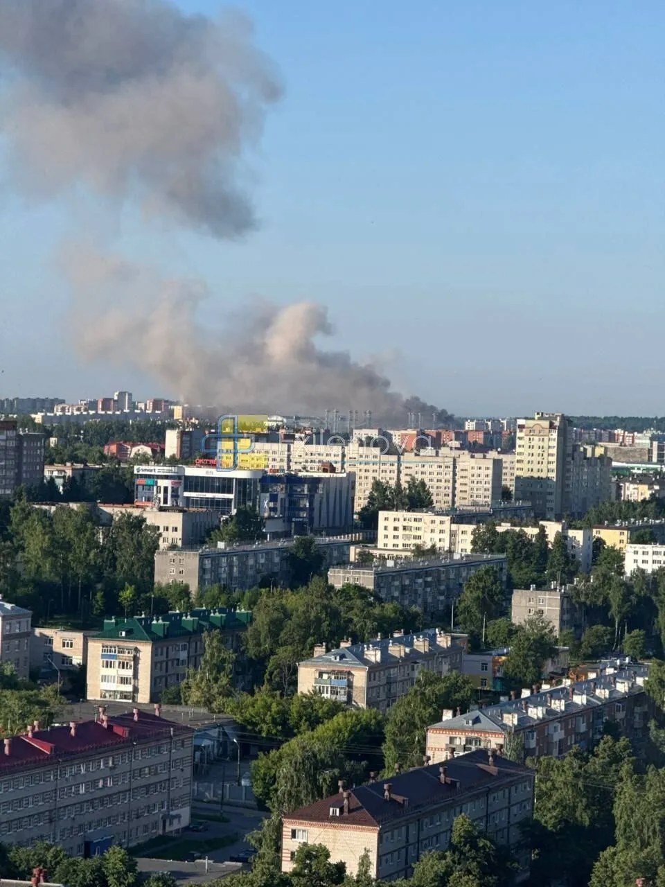 В Чебоксарах атакован завод, который производит компоненты для "Шахедов" и "Калибров": поднялся дым. Фото и видео
