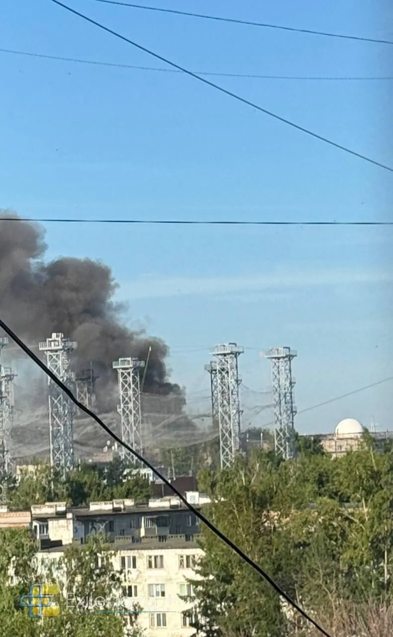 В Чебоксарах атакован завод, который производит компоненты для "Шахедов" и "Калибров": поднялся дым. Фото и видео