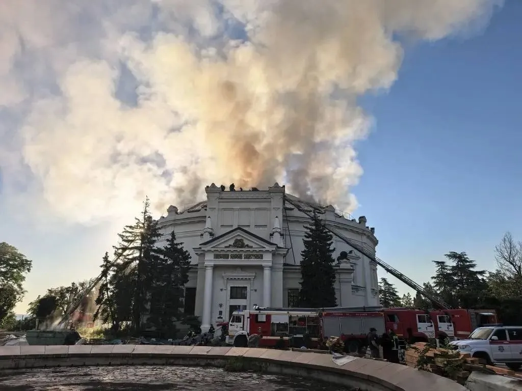 В оккупированном Крыму ночью прогремели взрывы, произошел пожар: что известно. Фото и видео