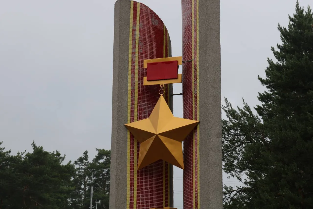 В столице демонтировали советскую звезду на стеле "Киев – город-герой". Фотофакт