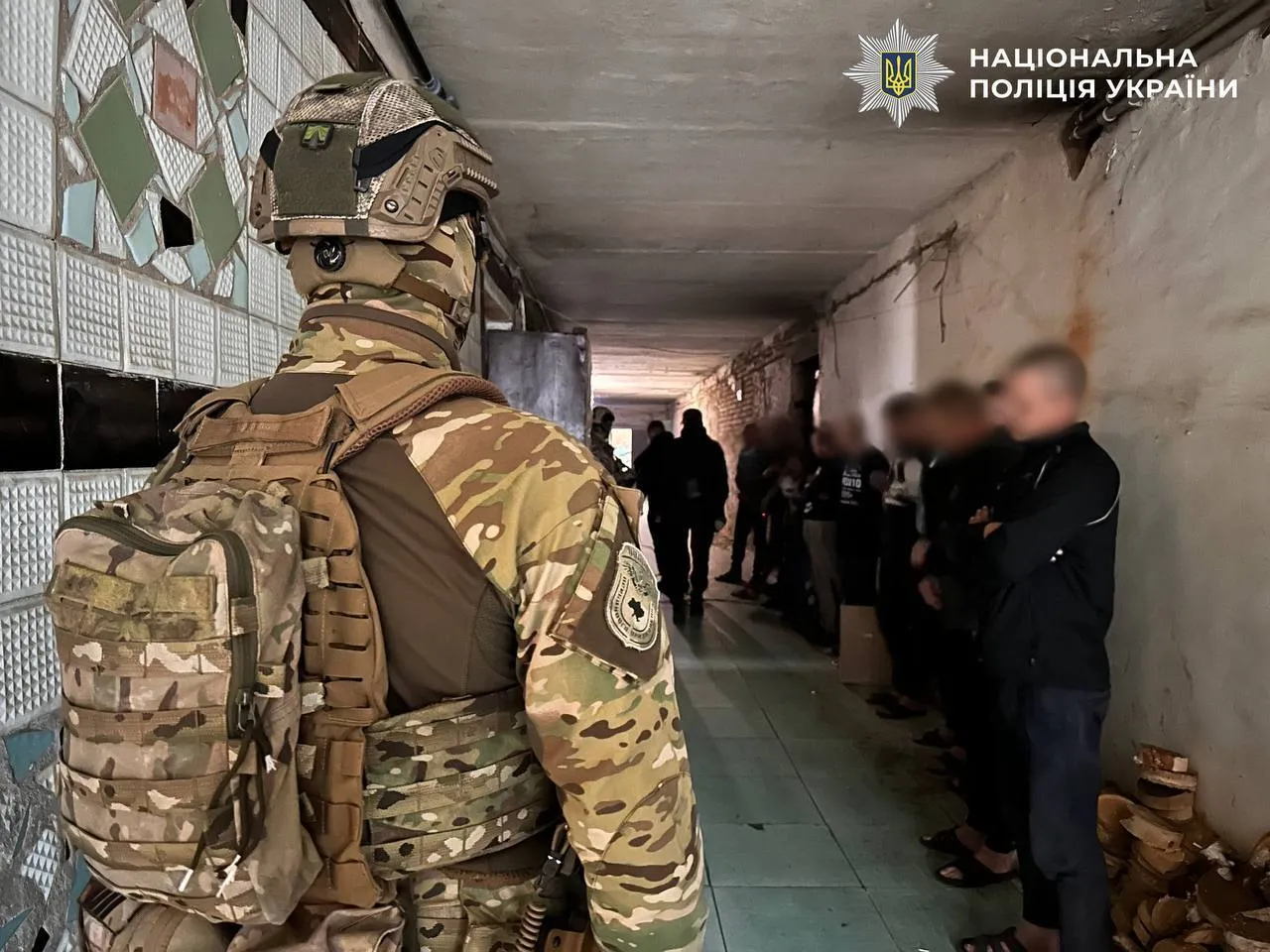 Замість роботи і житла – рабство: поліцейські Києва викрили банду, яка незаконно утримувала людей. Фото і відео