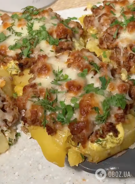 Запеченный картофель с фаршем и сыром: делимся легким рецептом блюда для всей семьи