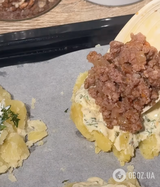 Запеченный картофель с фаршем и сыром: делимся легким рецептом блюда для всей семьи