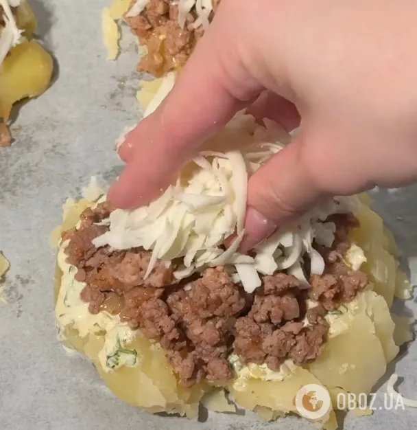 Запеченный картофель с фаршем и сыром: делимся легким рецептом блюда для всей семьи