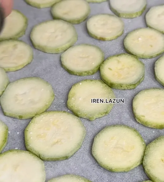 Трендовая закуска из кабачков, со сметаной и чесноком: рецепт блюда, которое понравится всем