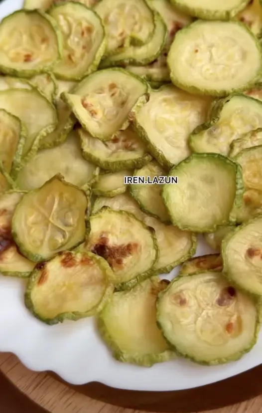 Трендовая закуска из кабачков, со сметаной и чесноком: рецепт блюда, которое понравится всем