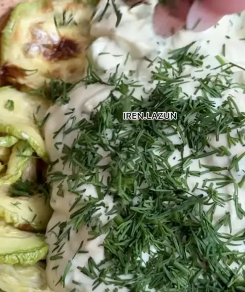 Трендовая закуска из кабачков, со сметаной и чесноком: рецепт блюда, которое понравится всем