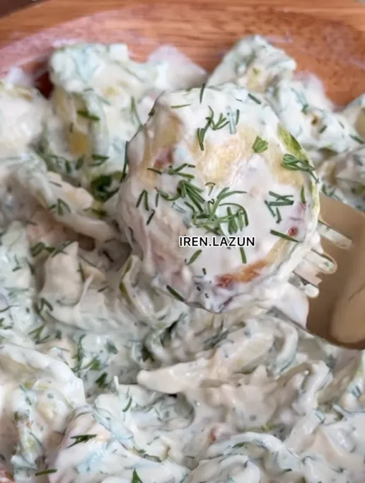 Трендовая закуска из кабачков, со сметаной и чесноком: рецепт блюда, которое понравится всем