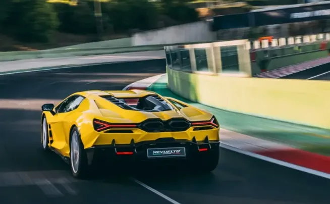Lamborghini Revuelto.