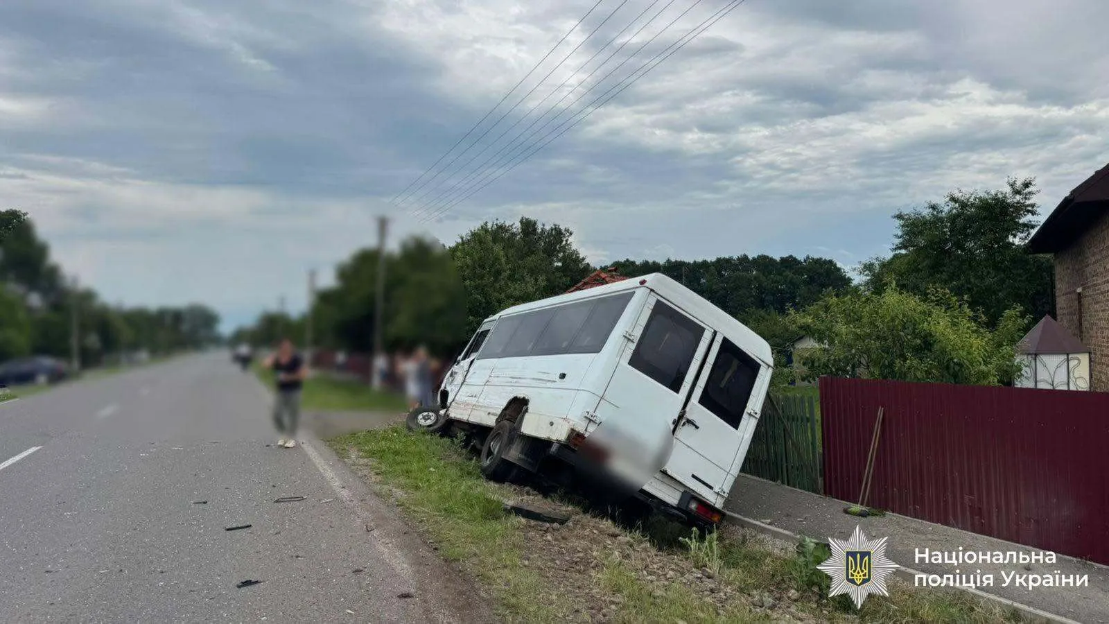 На Прикарпатті маршрутка потрапила у ДТП і з'їхала на узбіччя: шестеро постраждалих, серед них – дитина. Фото