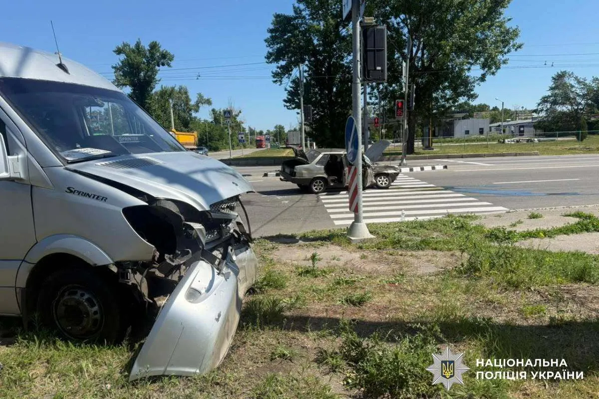У Харкові сталась ДТП за участю мікроавтобуса: серед постраждалих – троє дітей. Фото