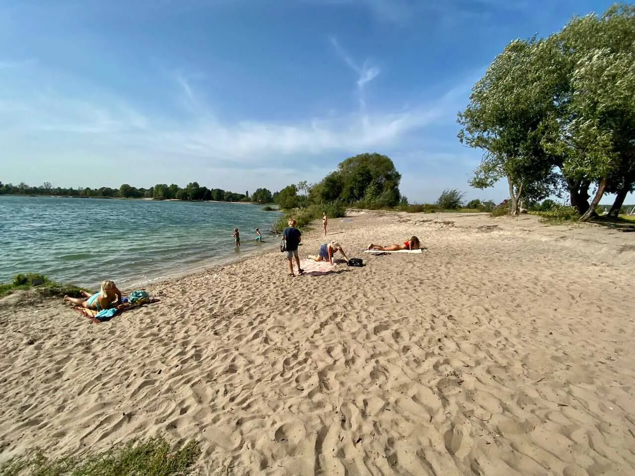 Как на Мальдивах: это озеро под Киевом поражает голубизной воды. Как добраться