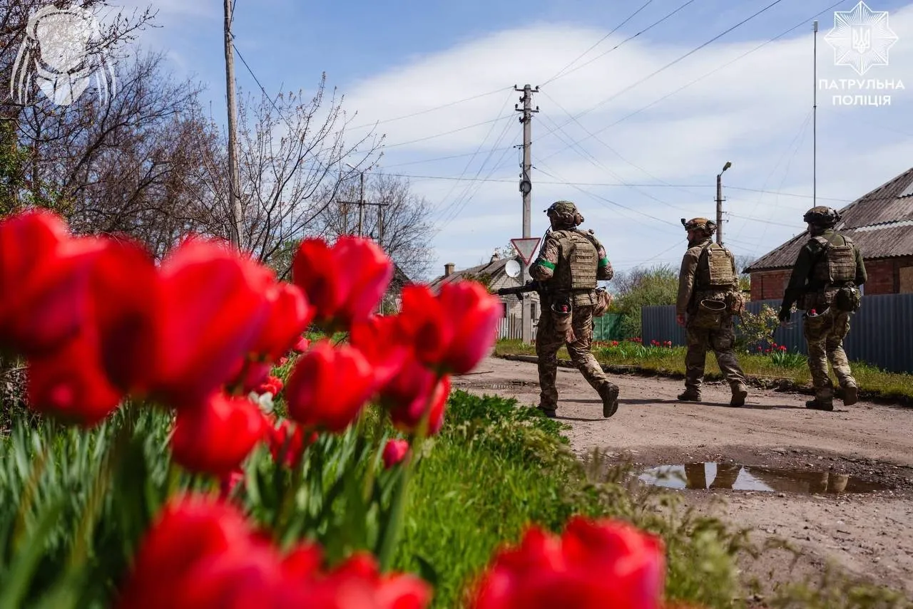 Тюльпани в оптоволокні і дерева над вирвами: краса природи Донеччини та жорстокі наслідки війни. Фото