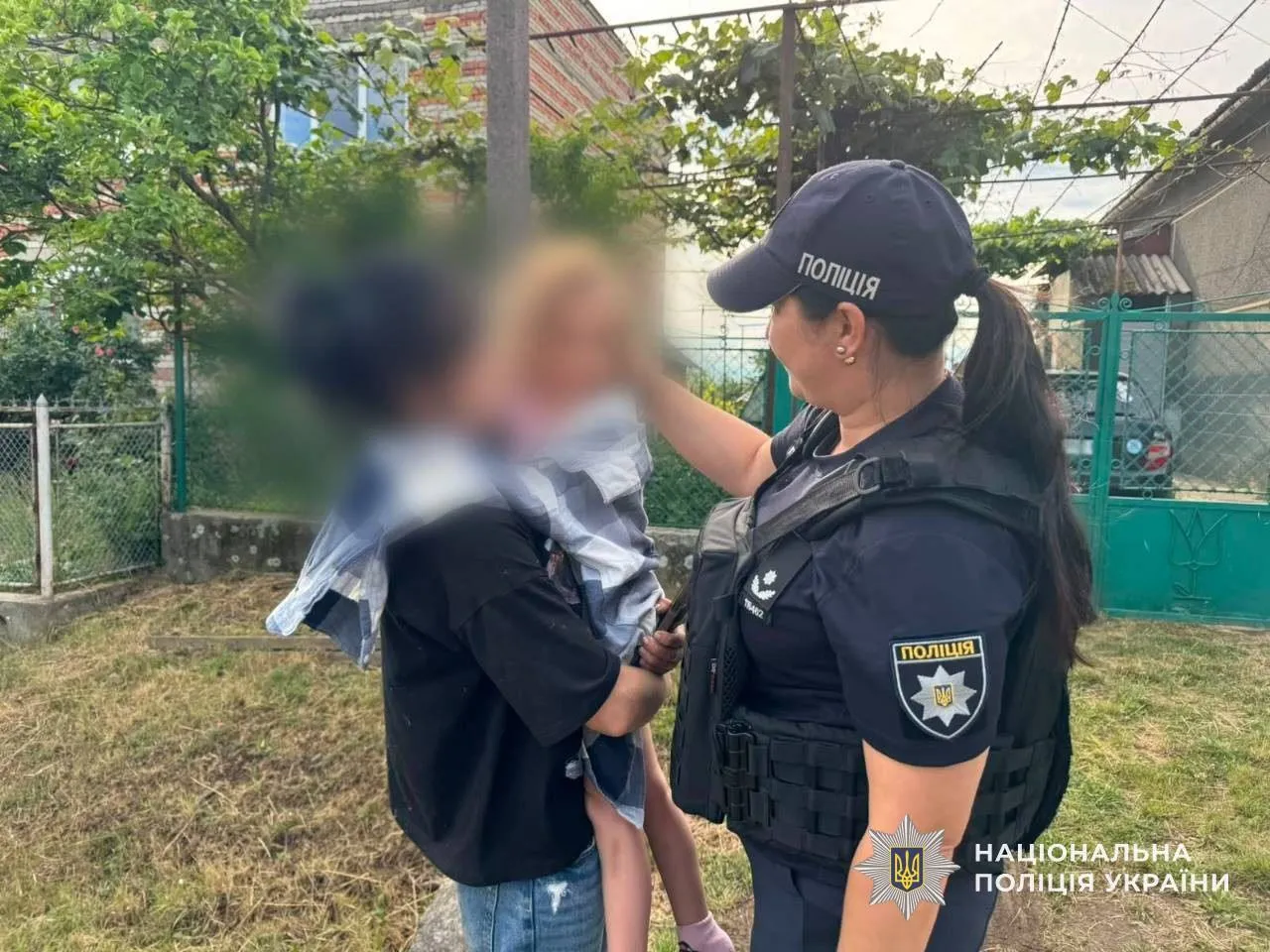 У будинку в Ужгороді забарикадувався озброєний чоловік з 5-річною дитиною і дружиною: подробиці спецоперації КОРД. Фото