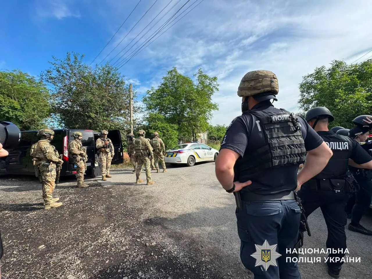 У будинку в Ужгороді забарикадувався озброєний чоловік з 5-річною дитиною і дружиною: подробиці спецоперації КОРД. Фото