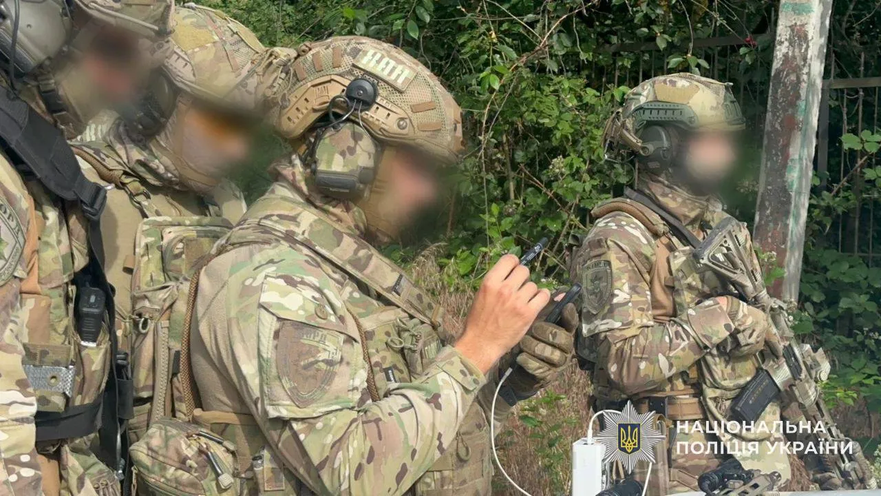 У будинку в Ужгороді забарикадувався озброєний чоловік з 5-річною дитиною і дружиною: подробиці спецоперації КОРД. Фото