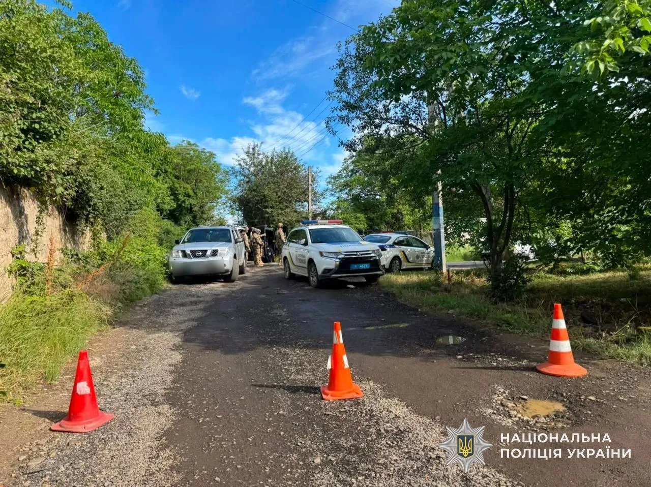 У будинку в Ужгороді забарикадувався озброєний чоловік з 5-річною дитиною і дружиною: подробиці спецоперації КОРД. Фото