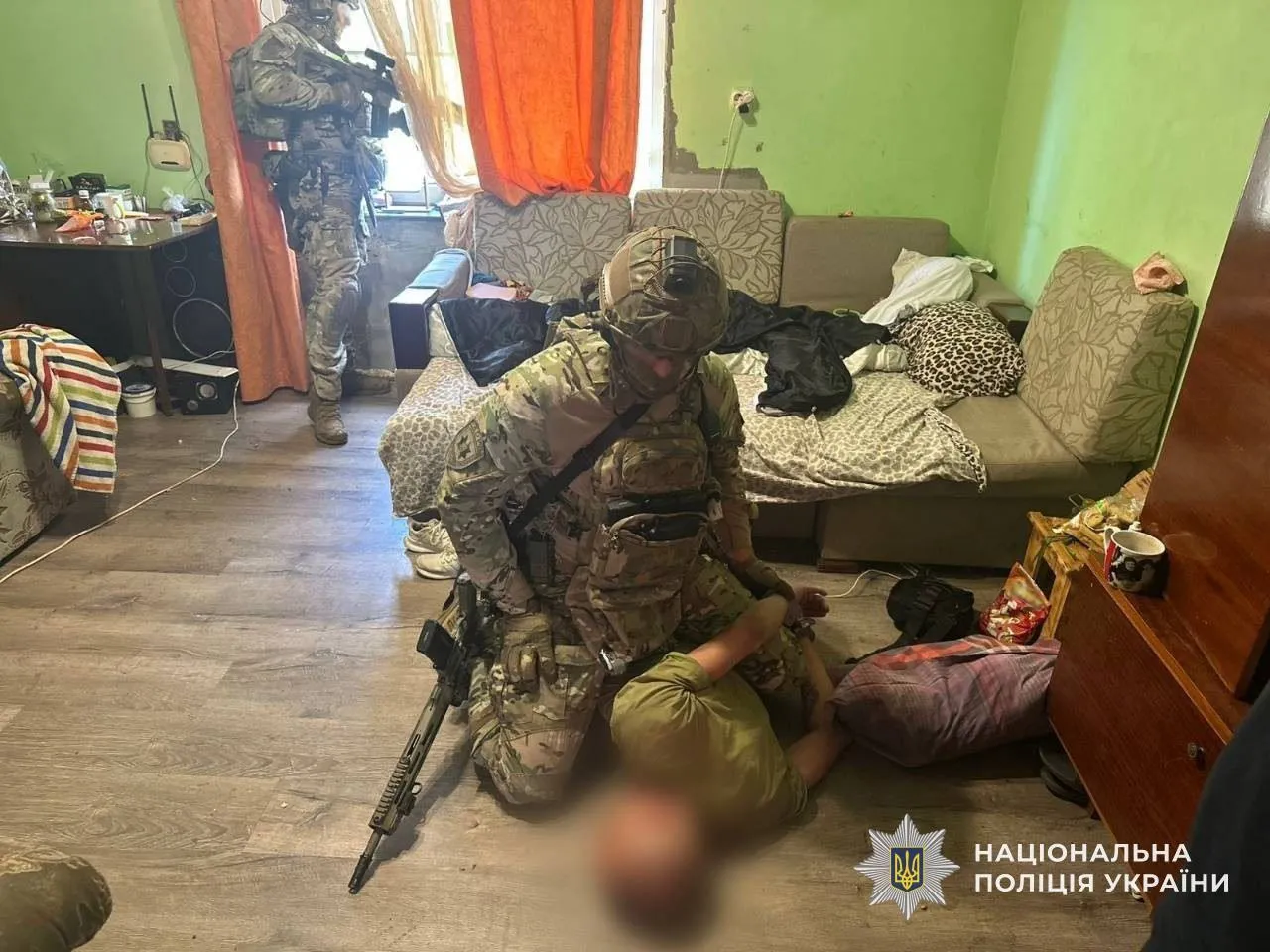У будинку в Ужгороді забарикадувався озброєний чоловік з 5-річною дитиною і дружиною: подробиці спецоперації КОРД. Фото