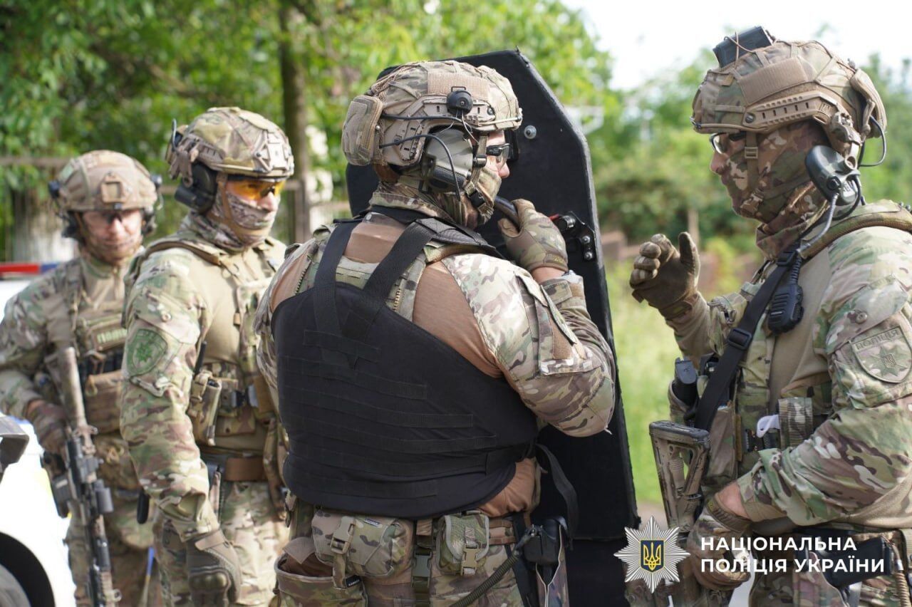 Погрожував ножем та стріляв