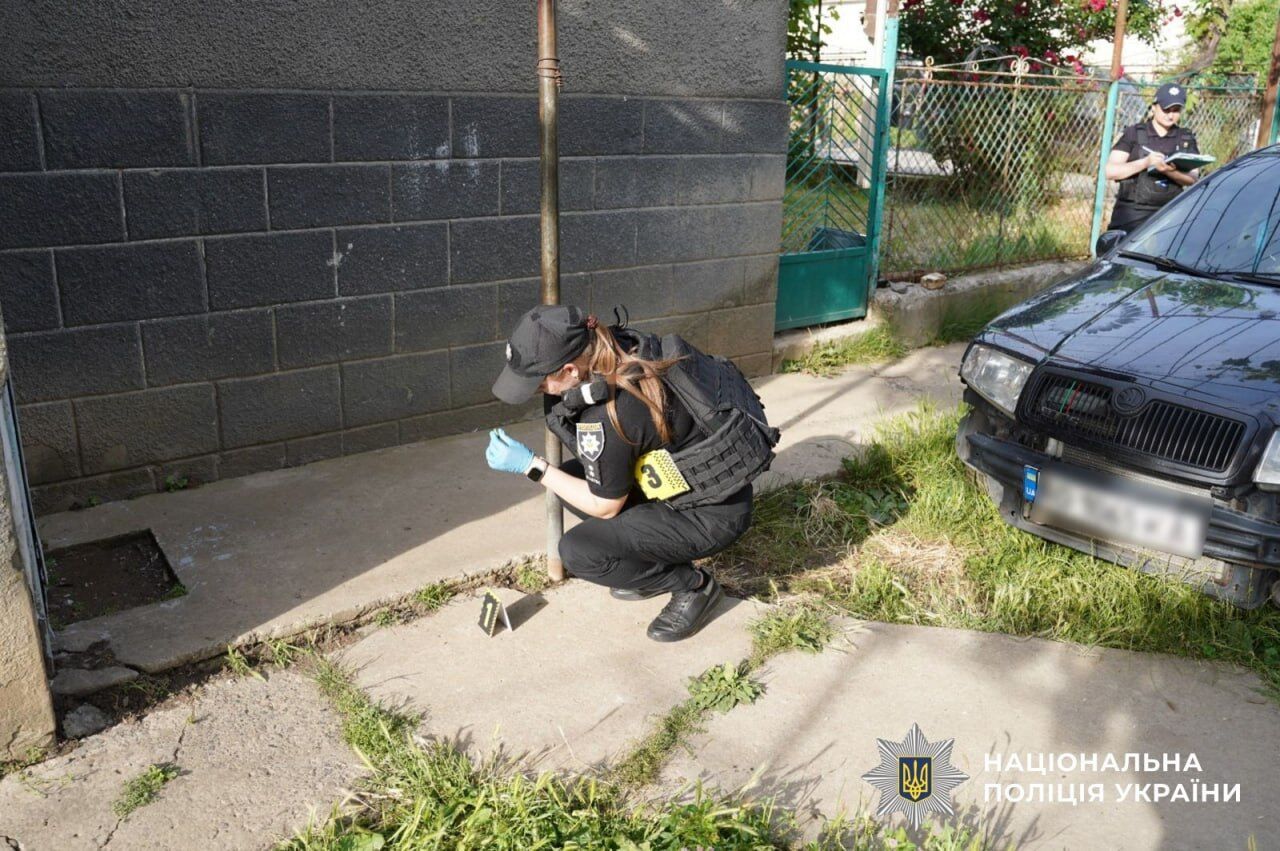 Погрожував ножем та стріляв