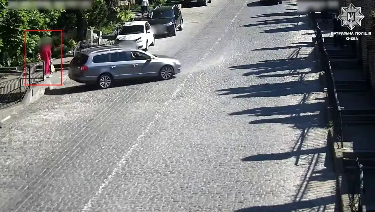 У центрі Києва п’яний водій на швидкості протаранив огорожу та ледь не збив жінку. Відео та подробиці