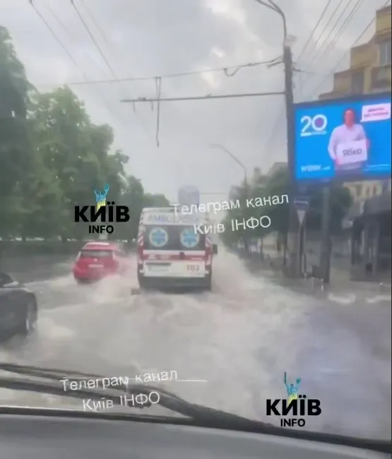 Київ після обіду накрила сильна гроза із градом.