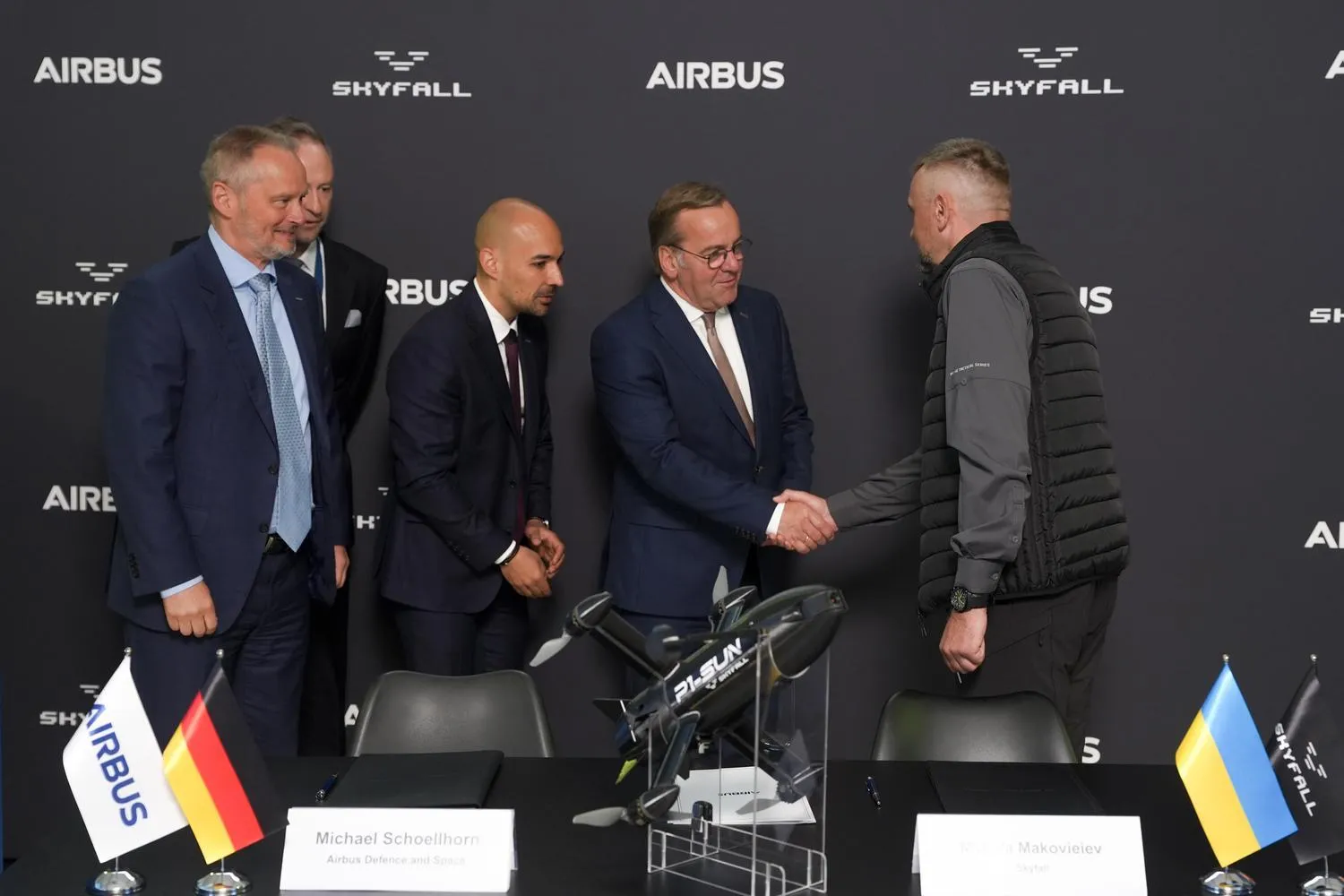 Берлін. 12 червня.Микола Маковєєв, CEO SkyFall та Міхаель Шольхорн, CEO Airbus Defence and Space, підписують меморандум про стратегічне партнерство на ILA Berlin Air Show у присутності Міністра оборони Німеччини Бориса Пісторіуса