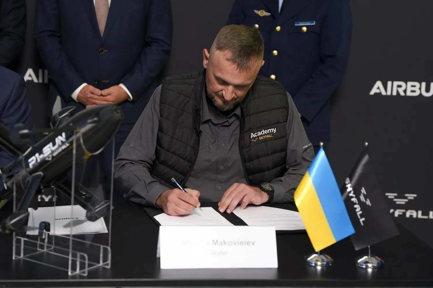 Берлін. 12 червня.Микола Маковєєв, CEO SkyFall та Міхаель Шольхорн, CEO Airbus Defence and Space, підписують меморандум про стратегічне партнерство на ILA Berlin Air Show у присутності Міністра оборони Німеччини Бориса Пісторіуса