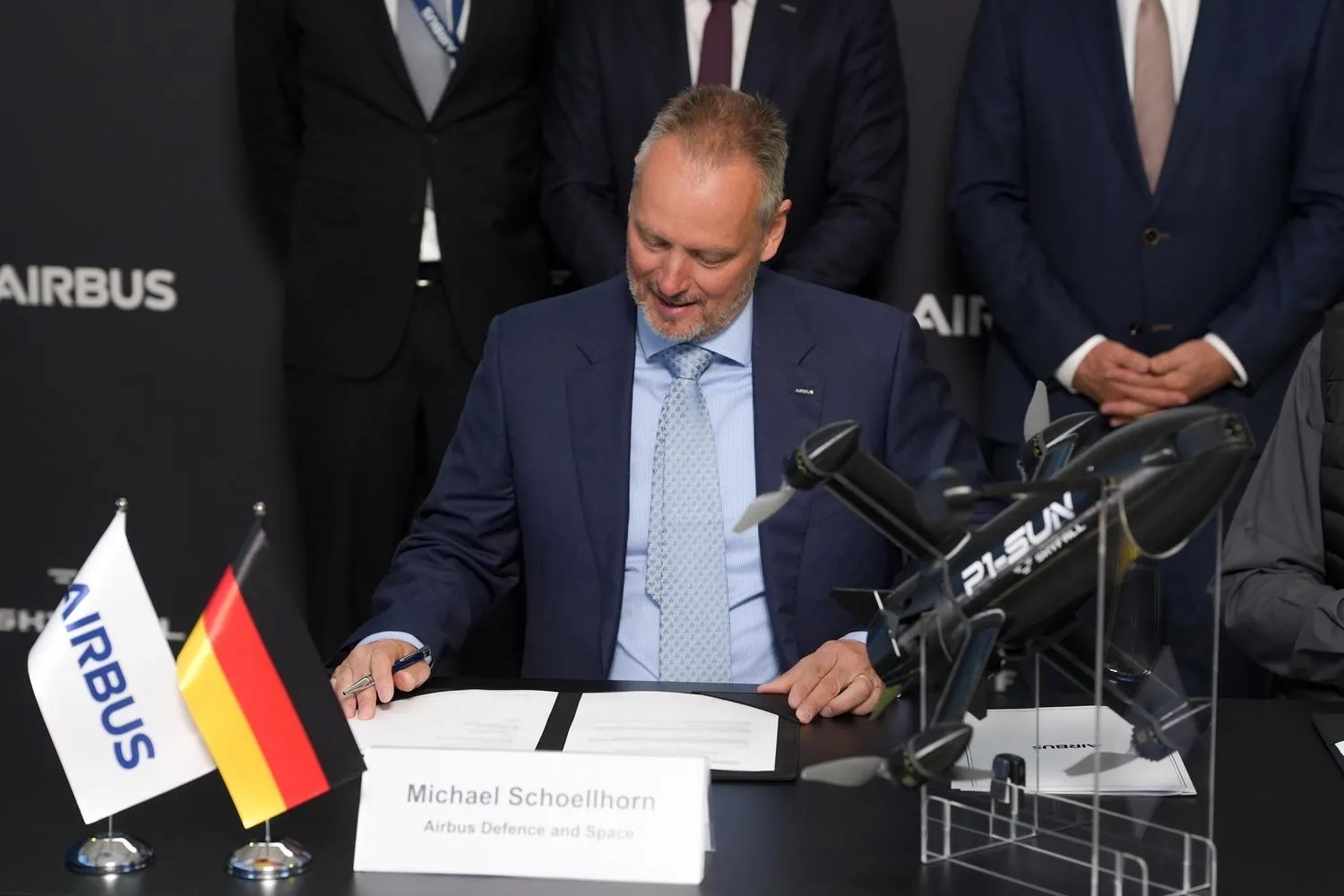 Берлін. 12 червня.Микола Маковєєв, CEO SkyFall та Міхаель Шольхорн, CEO Airbus Defence and Space, підписують меморандум про стратегічне партнерство на ILA Berlin Air Show у присутності Міністра оборони Німеччини Бориса Пісторіуса