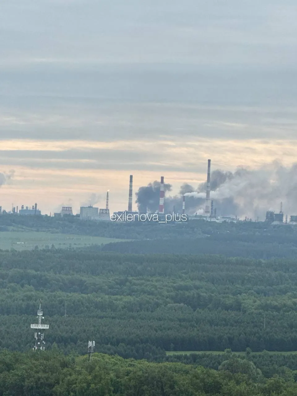 В российском Нижнекамске атакован нефтегазохимический завод: поднялся дым. Фото и видео