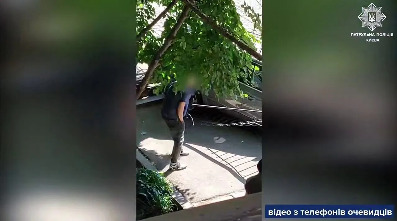 У центрі Києва п’яний водій на швидкості протаранив огорожу та ледь не збив жінку. Відео та подробиці